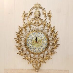 Horloge murale élégante en laiton avec grand cadran de 28 cm et détails en gemmes – une touche vintage raffinée