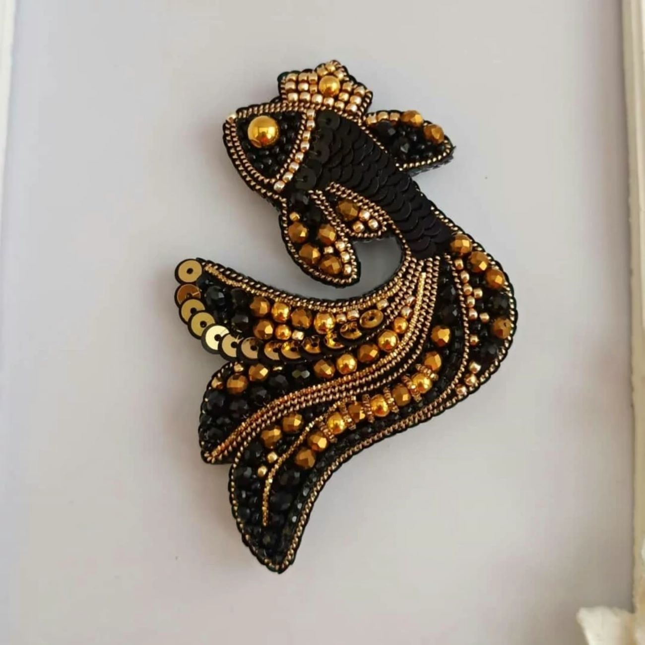 Broche poisson doré perlée – accessoire pour les amoureux de la nature