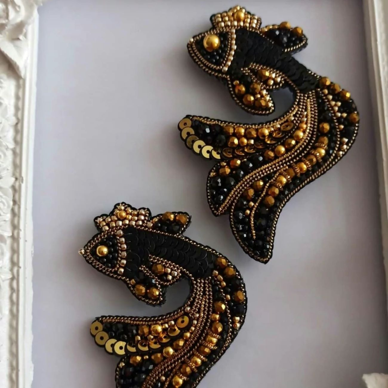 Broche poisson doré perlée – accessoire pour les amoureux de la nature