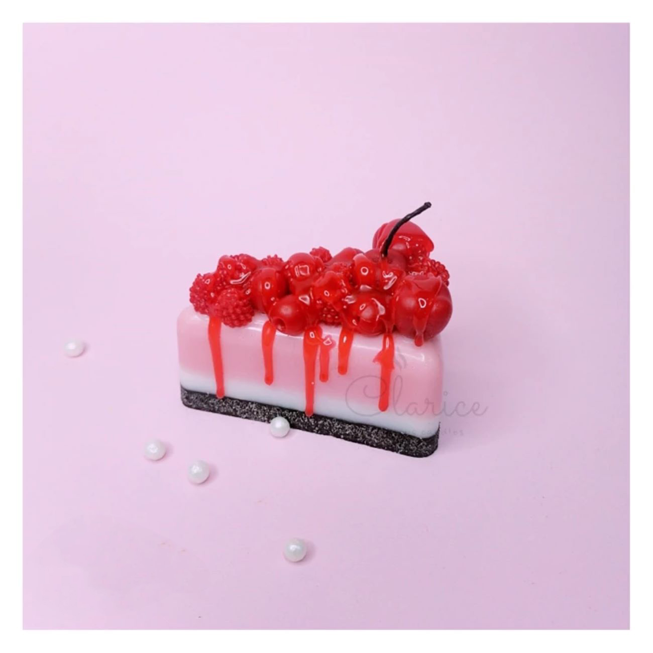 Bougie artisanale, élégamment façonnée comme un délicieux dessert