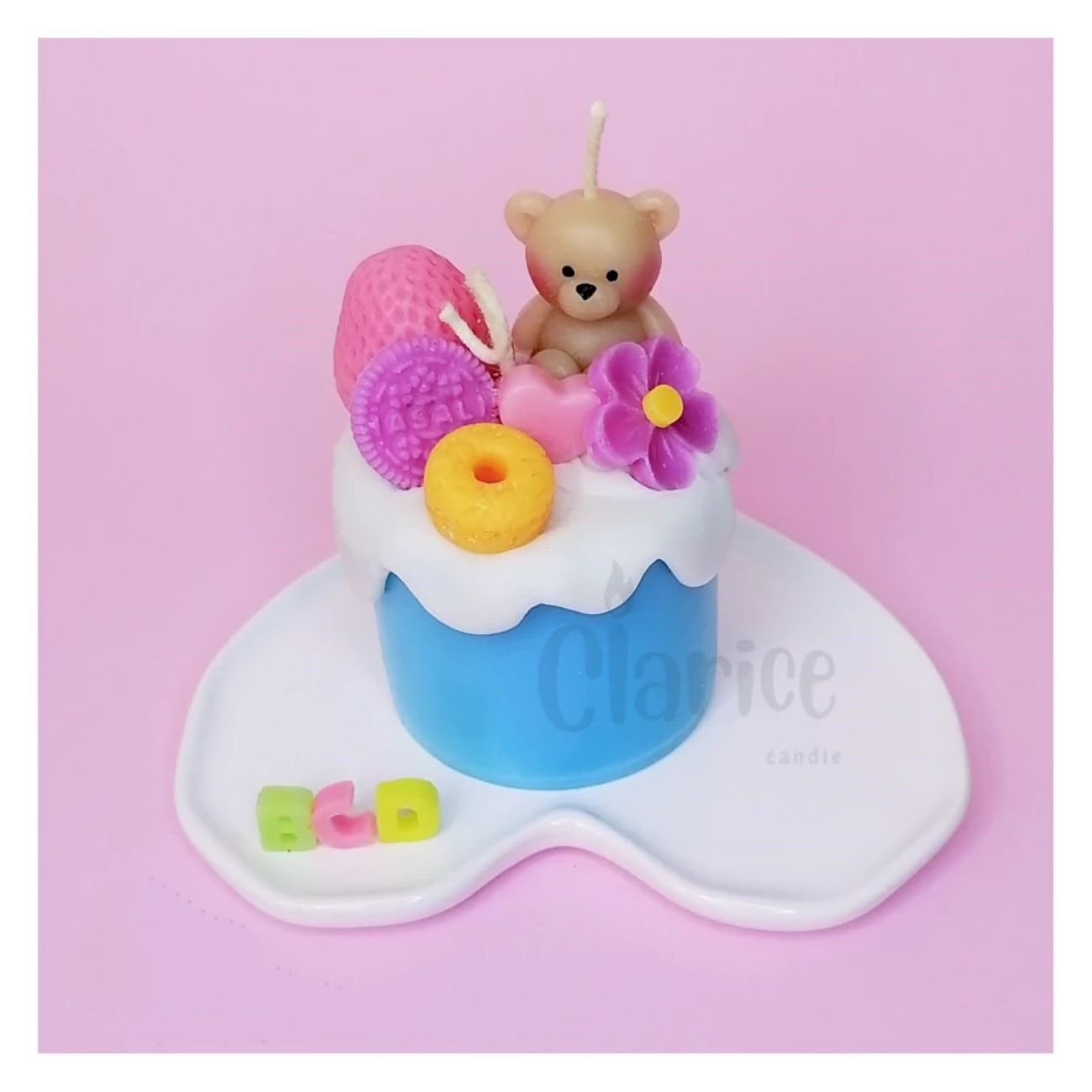 Bougie artisanale, élégamment façonnée comme un délicieux dessert