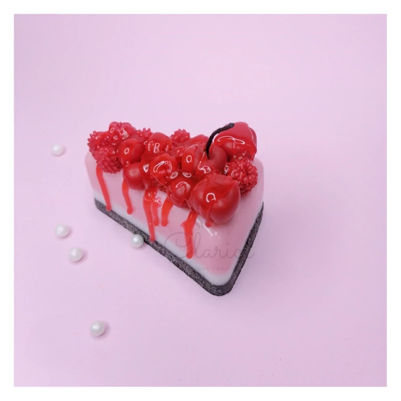 Bougie artisanale, élégamment façonnée comme un délicieux dessert