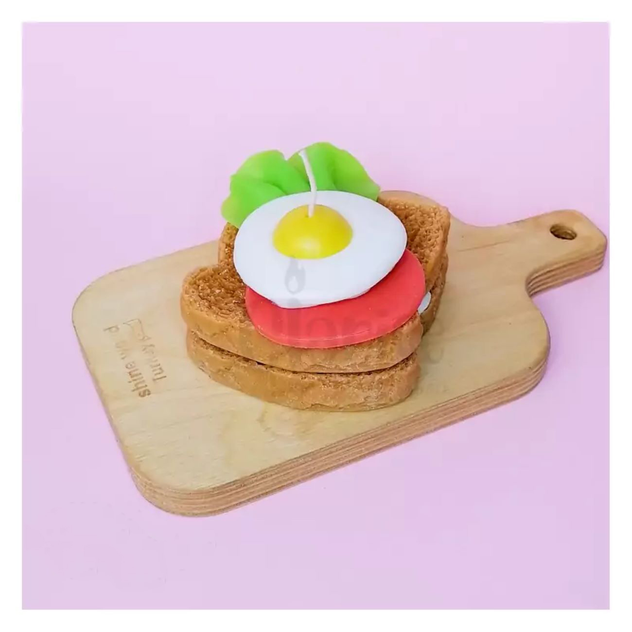 Bougie artisanale en forme de toast avec œuf au plat et laitue