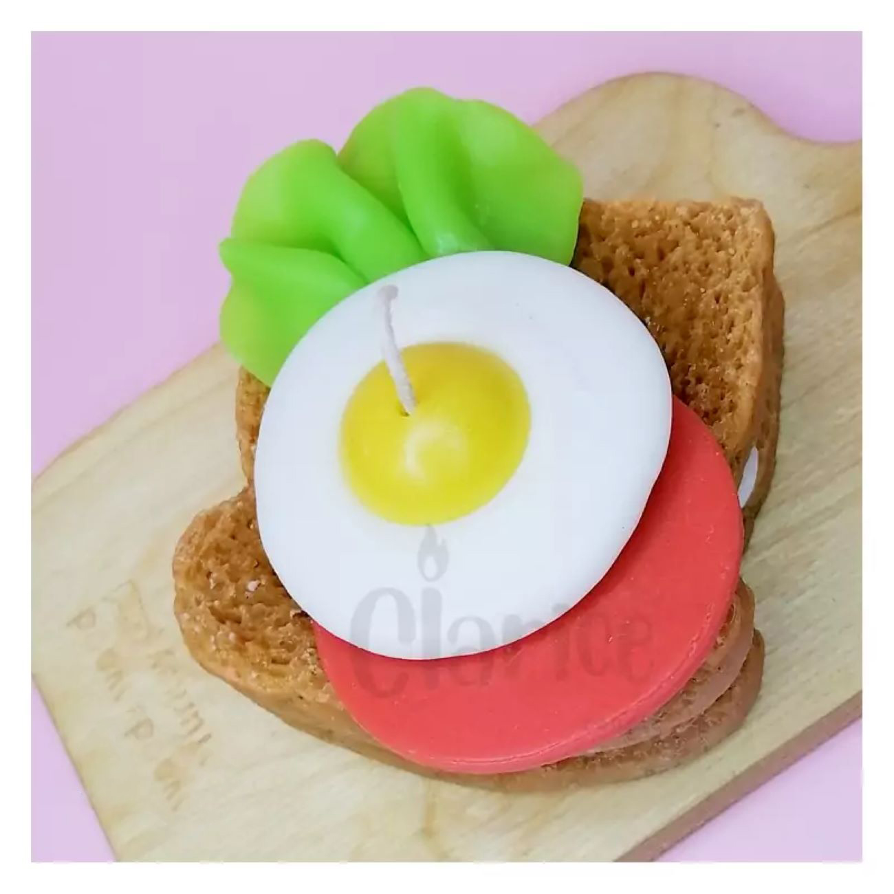 Bougie artisanale en forme de toast avec œuf au plat et laitue