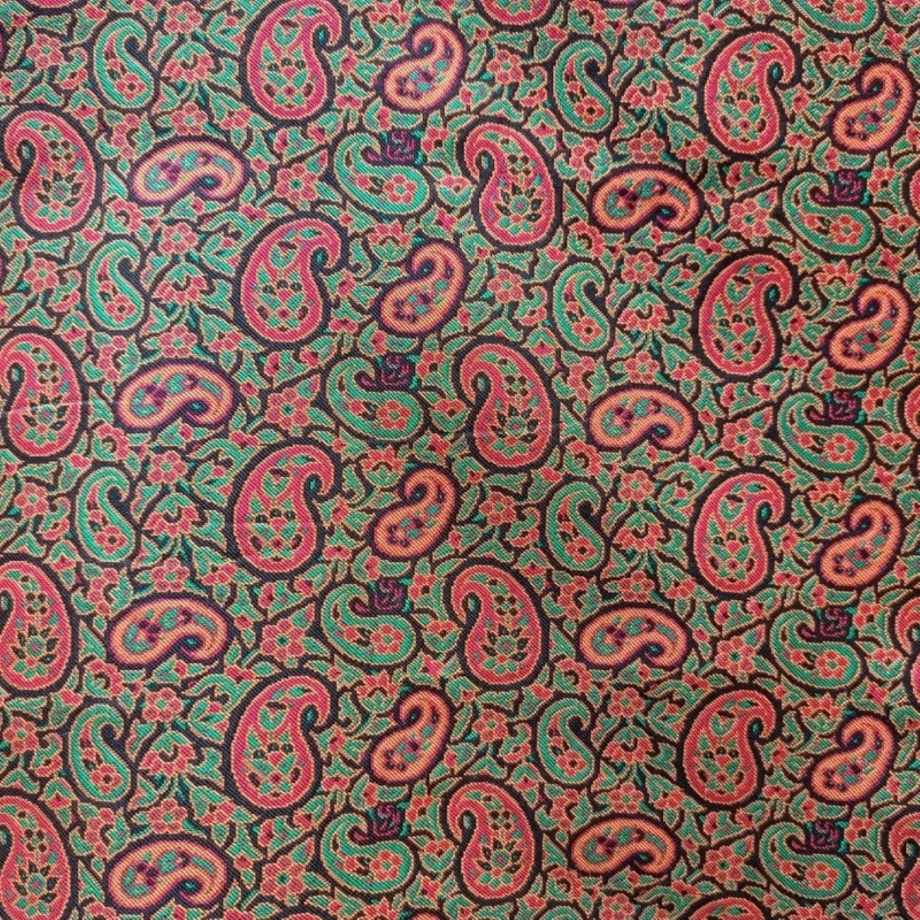 Plongez dans la splendeur des tissages Termeh : une tapisserie d’histoire et d’héritage artistique