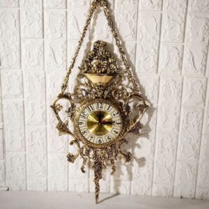 Grande horloge murale suspendue en laiton avec pendentif floral