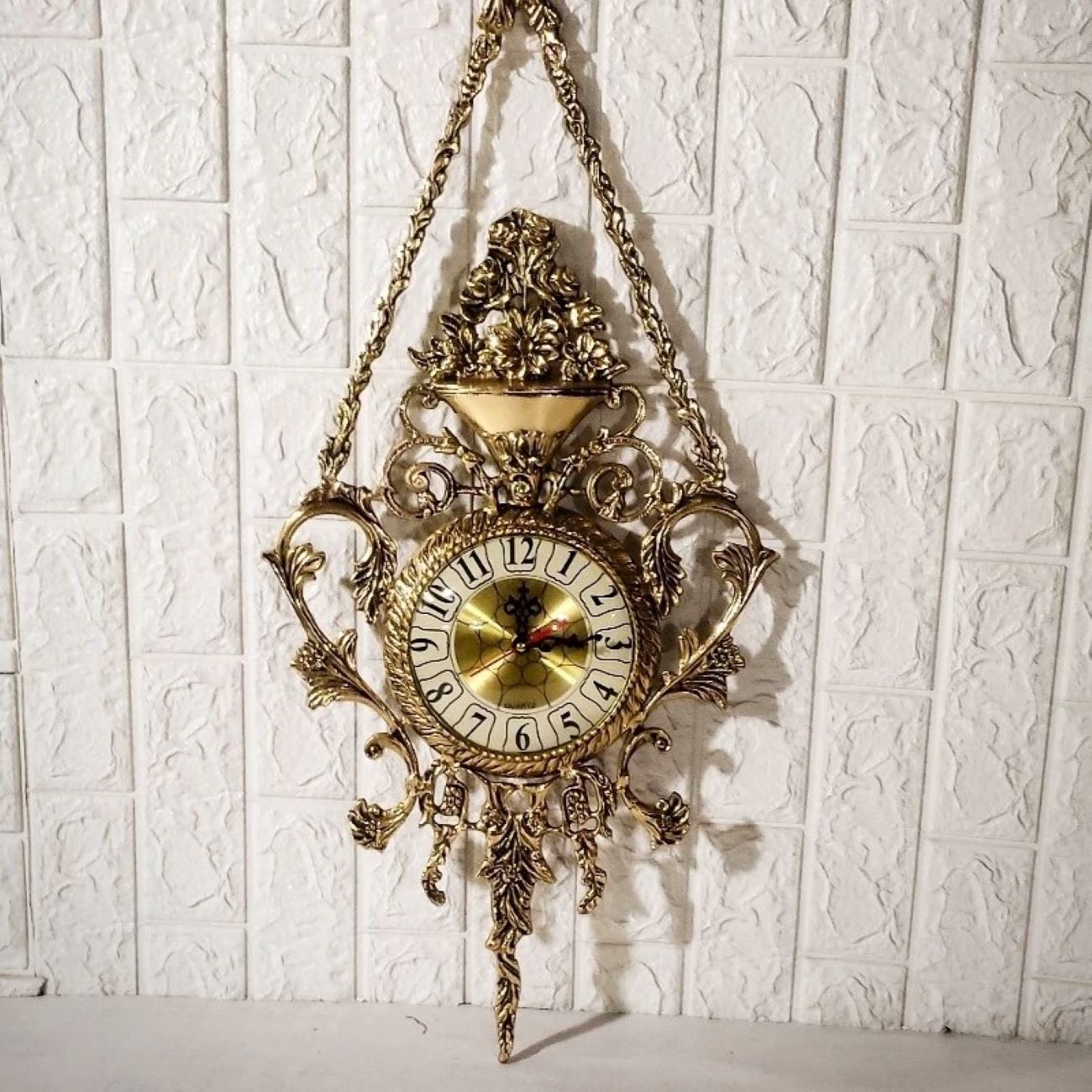 Grande horloge murale suspendue en laiton avec pendentif floral