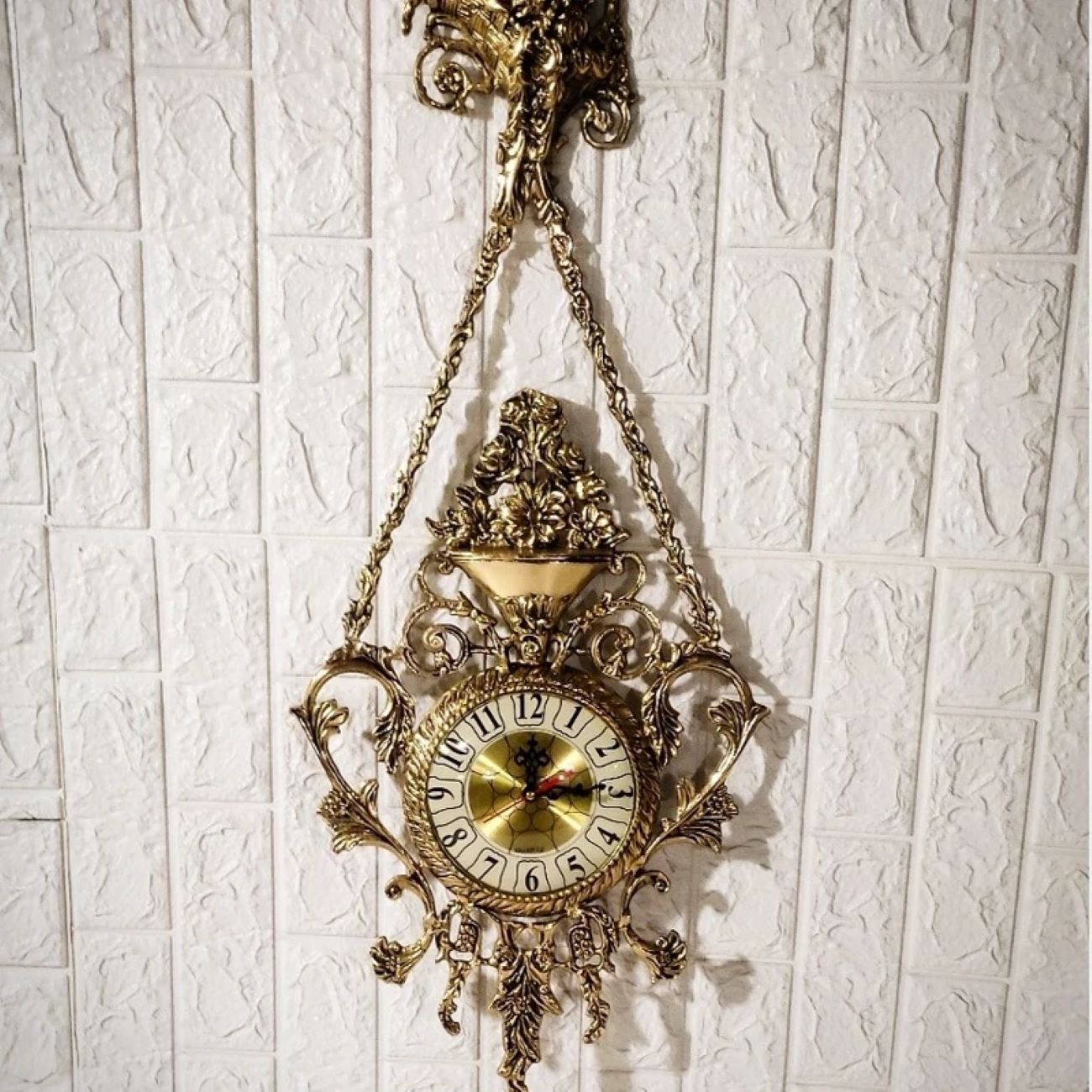 Grande horloge murale suspendue en laiton avec pendentif floral