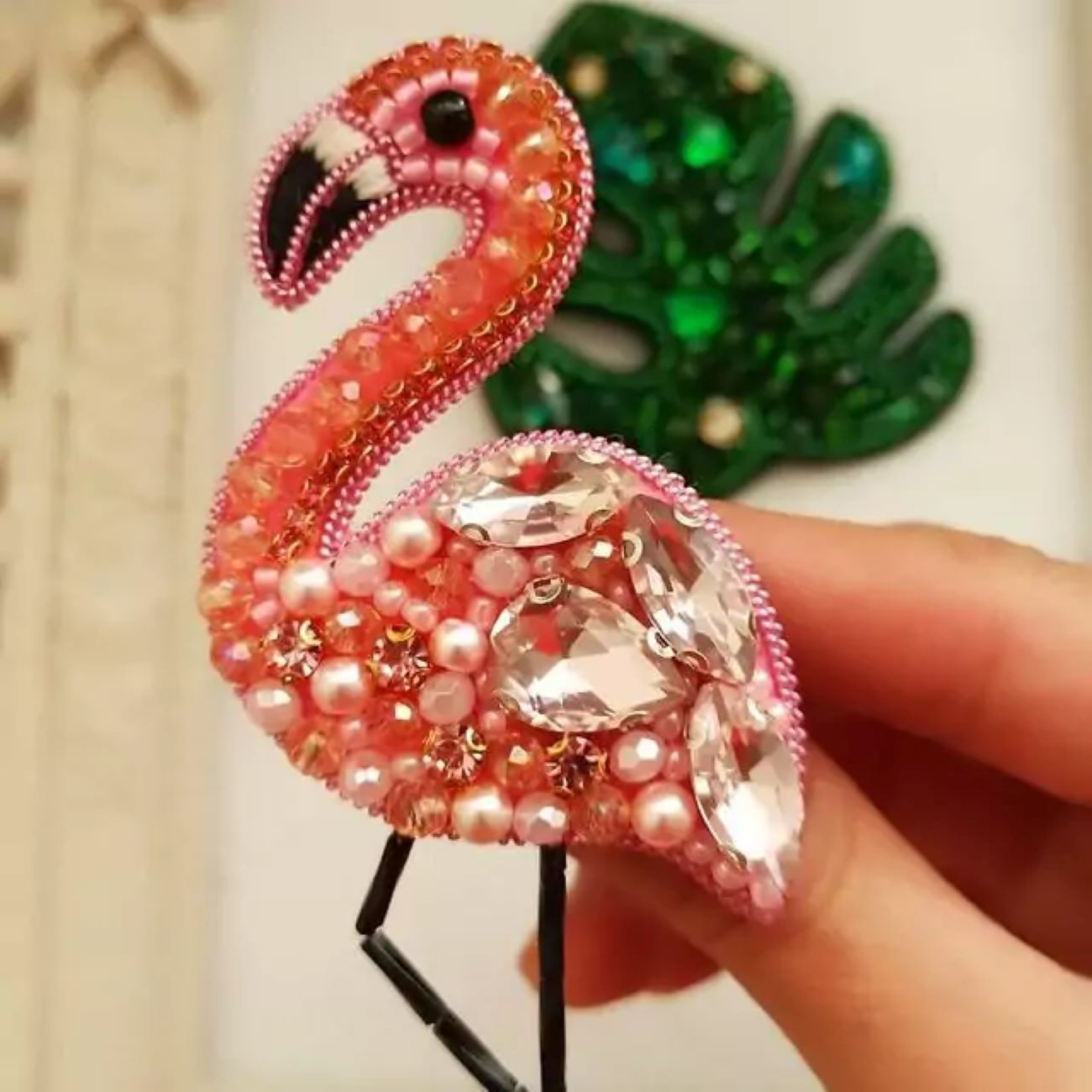 Jolie broche flamant rose perlée – colorée et ludique