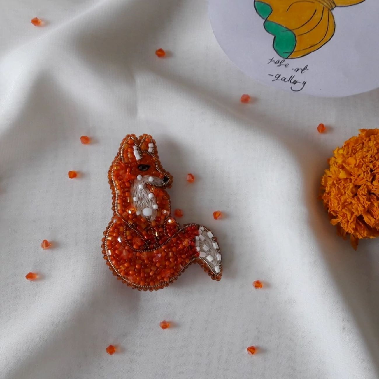 Majestueuse broche renard perlée – royale et captivante