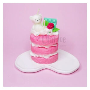 Bougie fantaisie rose faite main en forme de gâteau à étages avec ourson et chocolat