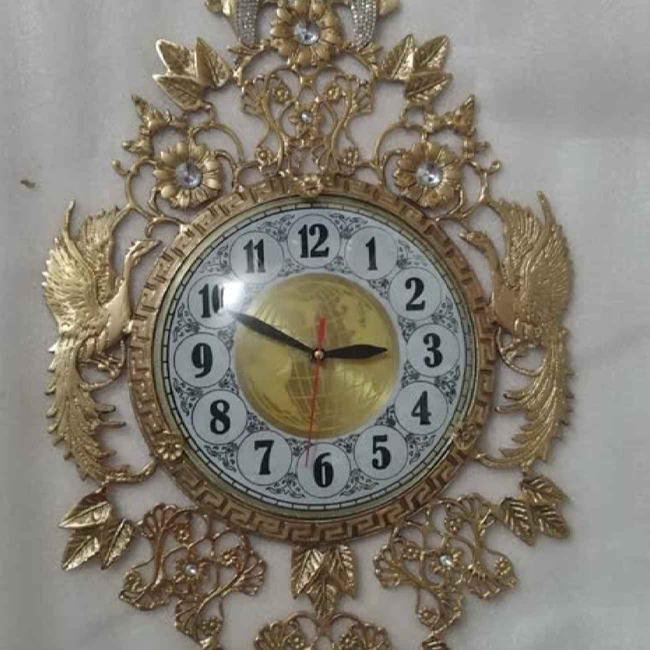 Horloge murale en laiton intemporelle avec détails raffinés pour sublimer votre maison