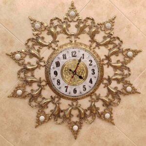 Horloge murale style vintage en laiton avec motif floral