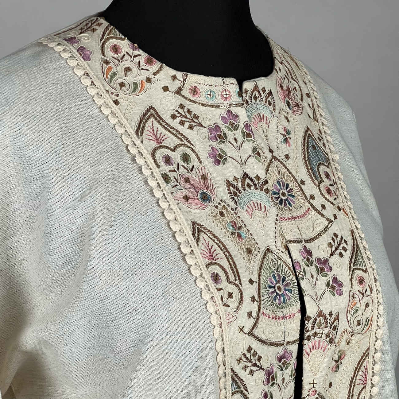 Manteau femme en lin, brodé à la main de sequins, style indien, couleur crèm