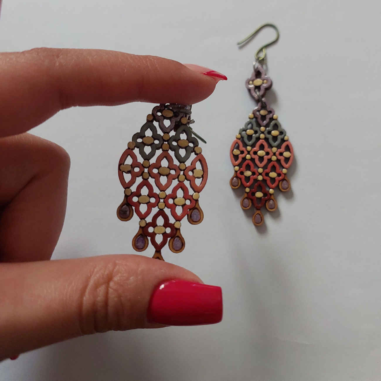 Boucles d’oreilles en bois inspirées de l’art – expression abstraite colorée