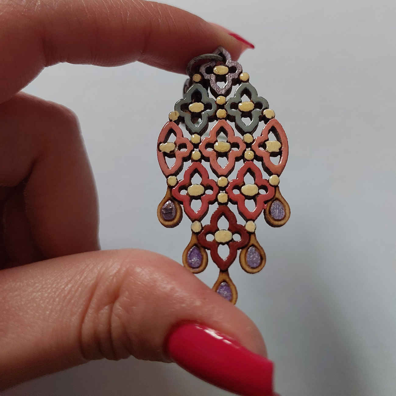 Boucles d’oreilles en bois inspirées de l’art – expression abstraite colorée