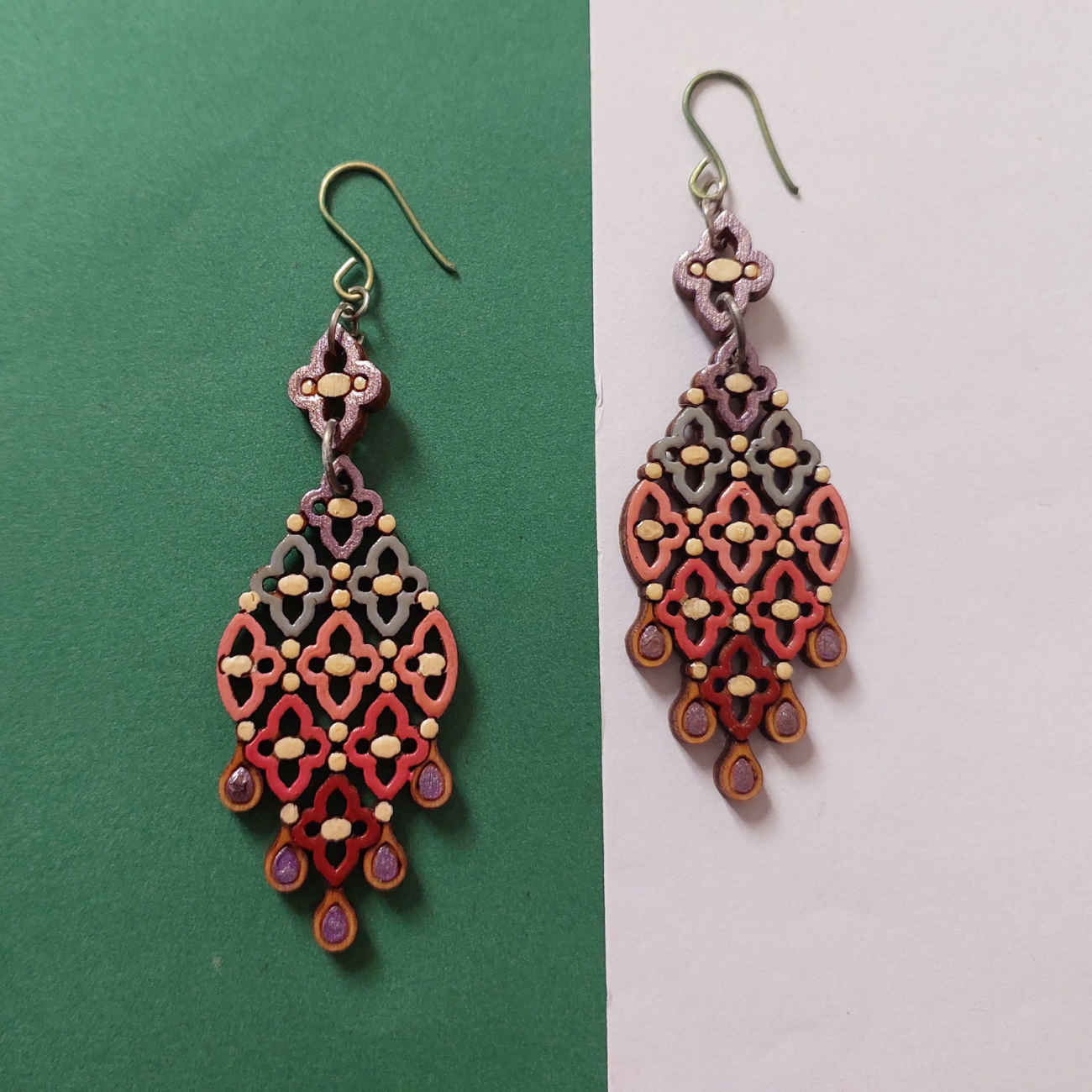 Boucles d’oreilles en bois inspirées de l’art – expression abstraite colorée