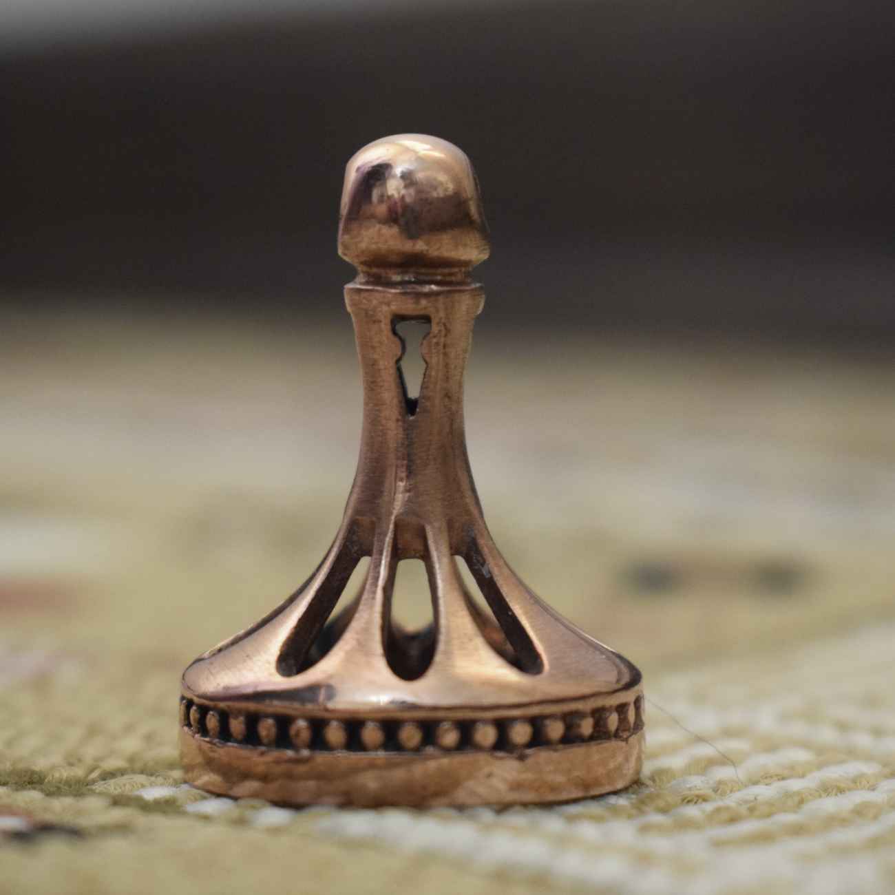 Tampon en bronze avec texte personnalisé – idéal pour documents, enveloppes ou étiquettes.