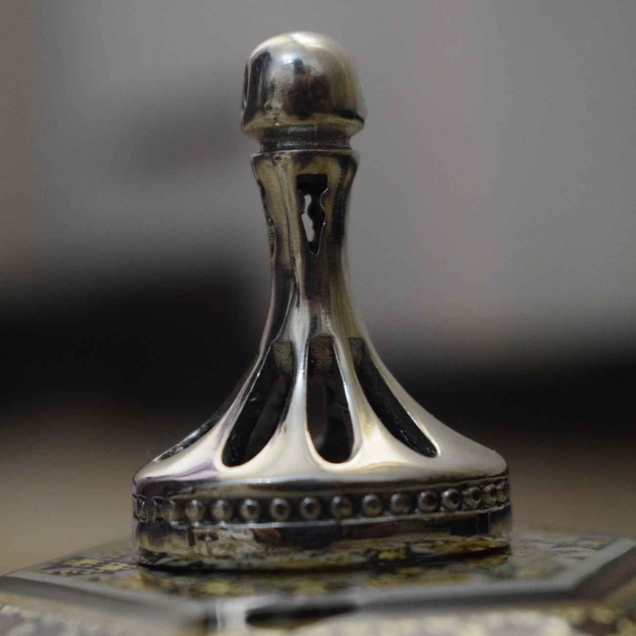 Tampon en bronze avec texte personnalisé – idéal pour documents, enveloppes ou étiquettes.