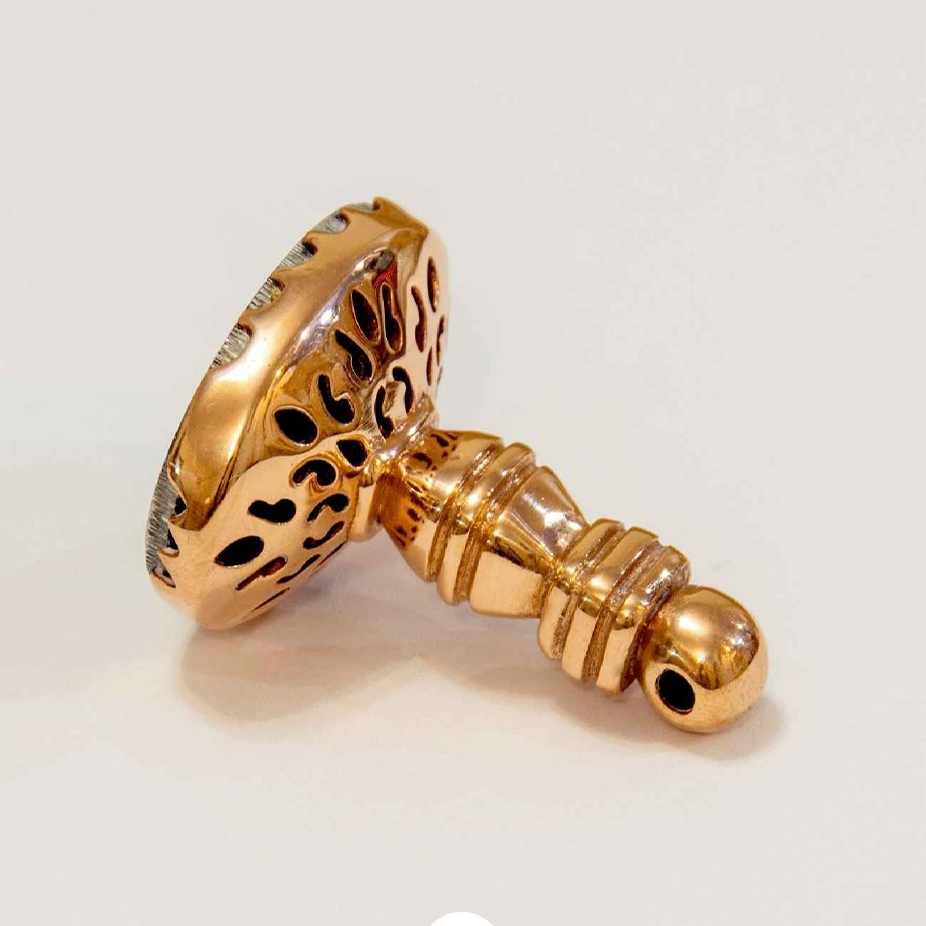 Tampon de bureau en bronze avec texte gravé personnalisé – durable et professionnel.