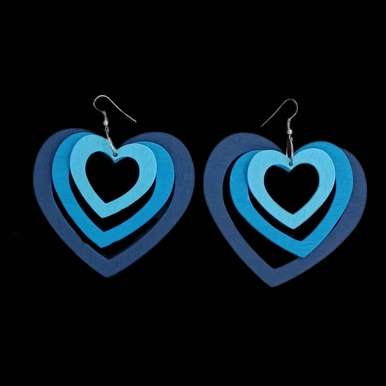 Boucles d’oreilles cœur 3D chic – bois sculpté avec touche bleue