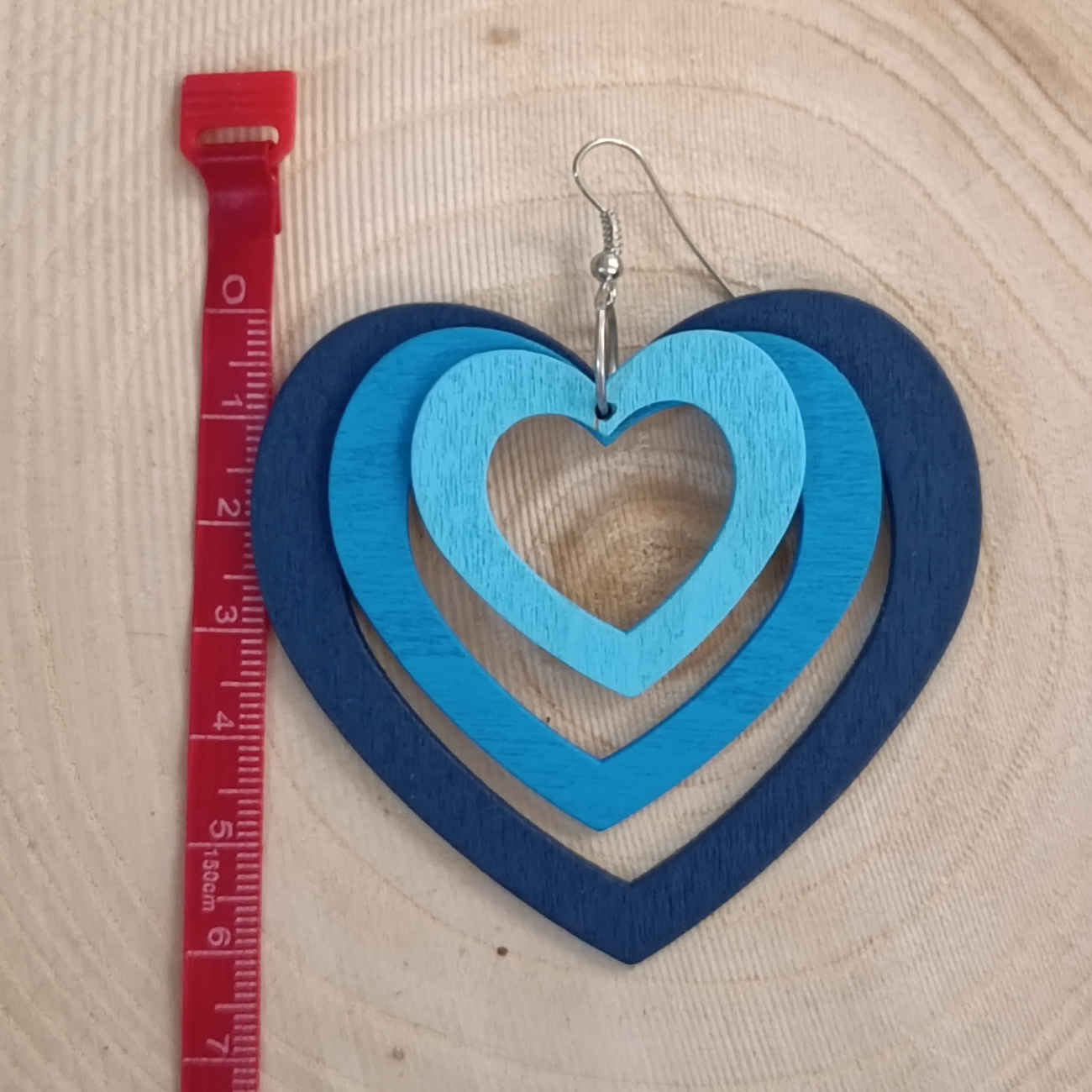 Boucles d’oreilles cœur 3D chic – bois sculpté avec touche bleue