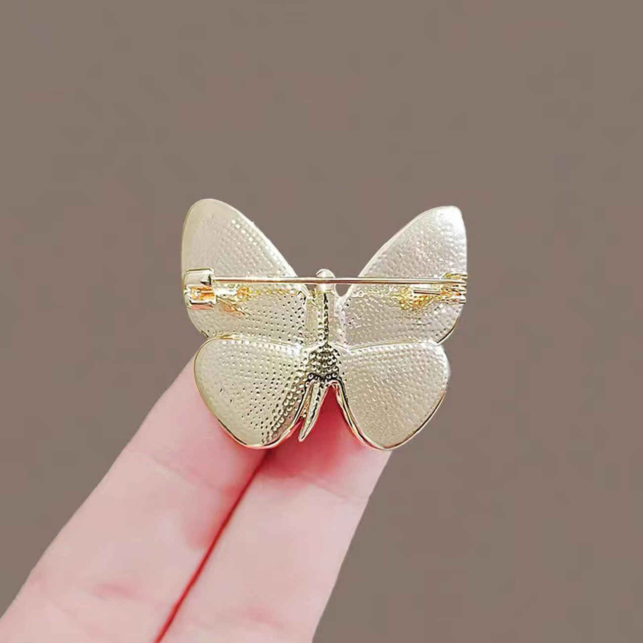 Broche Papillon Blanche Élégante – Accessoire Délicat et Intemporel