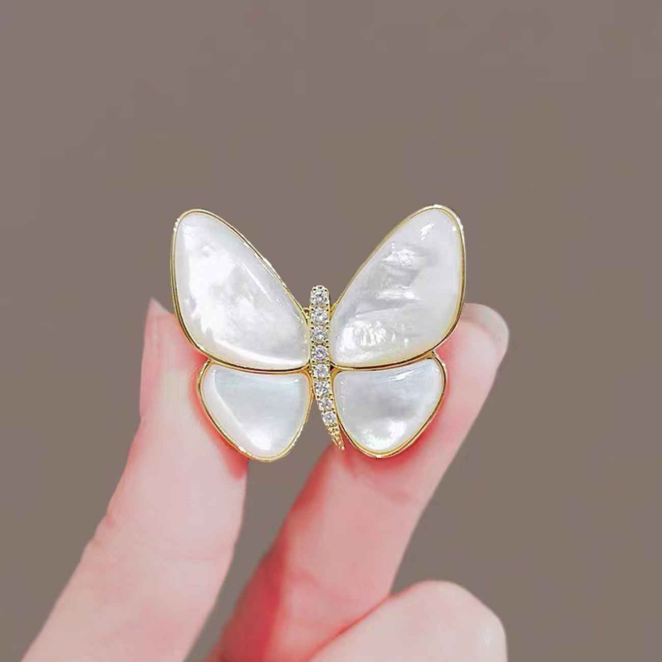 Broche Papillon Blanche Élégante – Accessoire Délicat et Intemporel