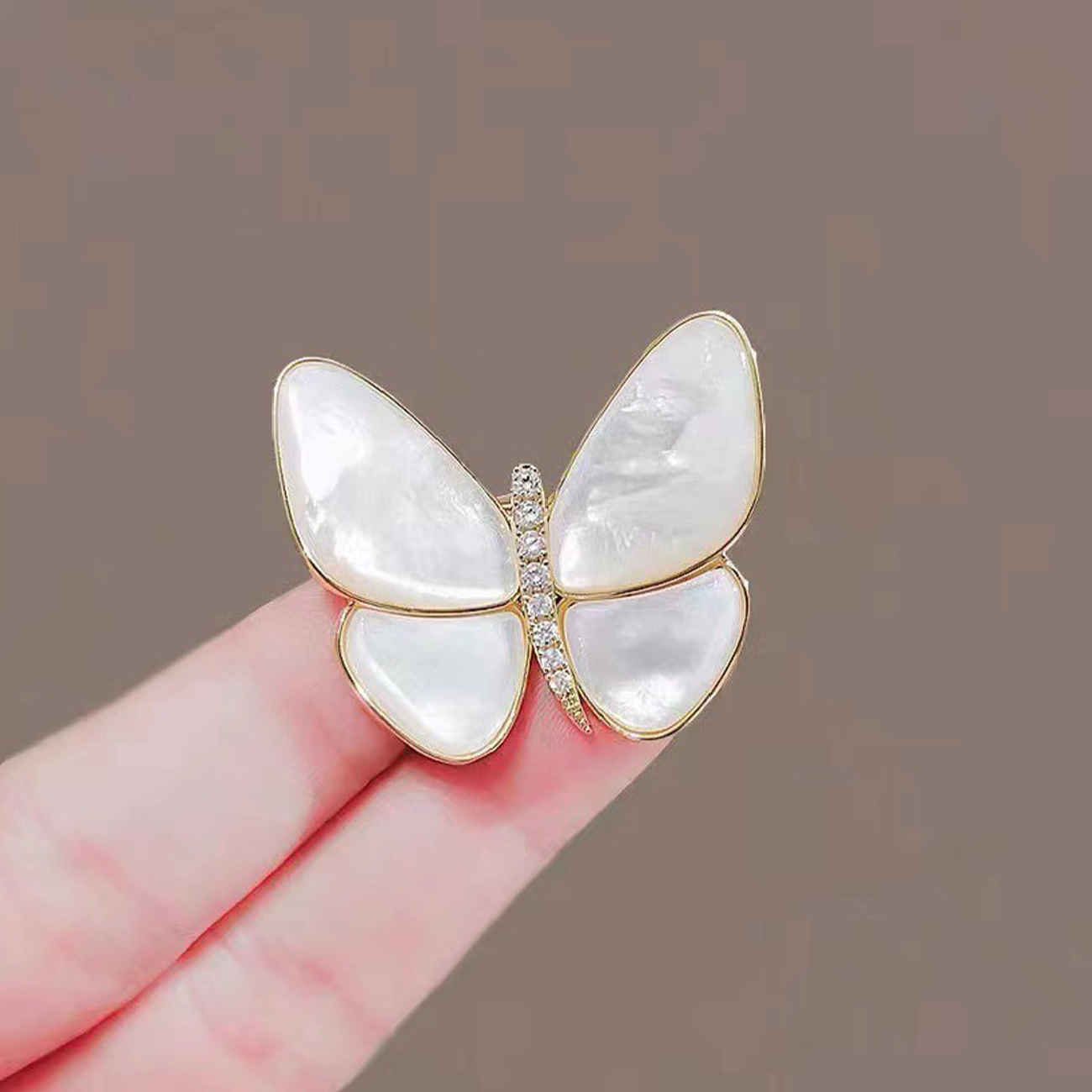 Broche Papillon Blanche Élégante – Accessoire Délicat et Intemporel