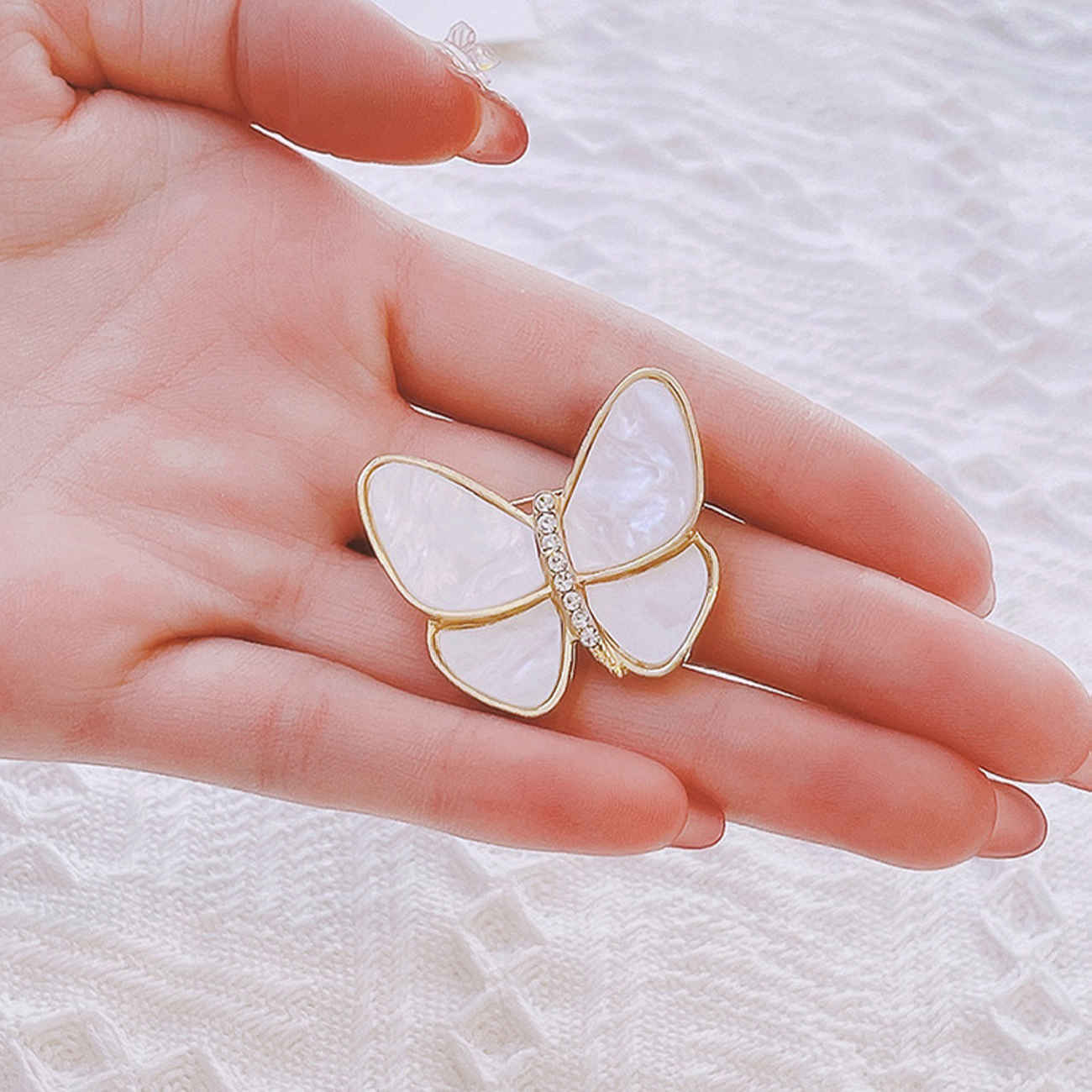 Broche Papillon Blanche Élégante – Accessoire Délicat et Intemporel