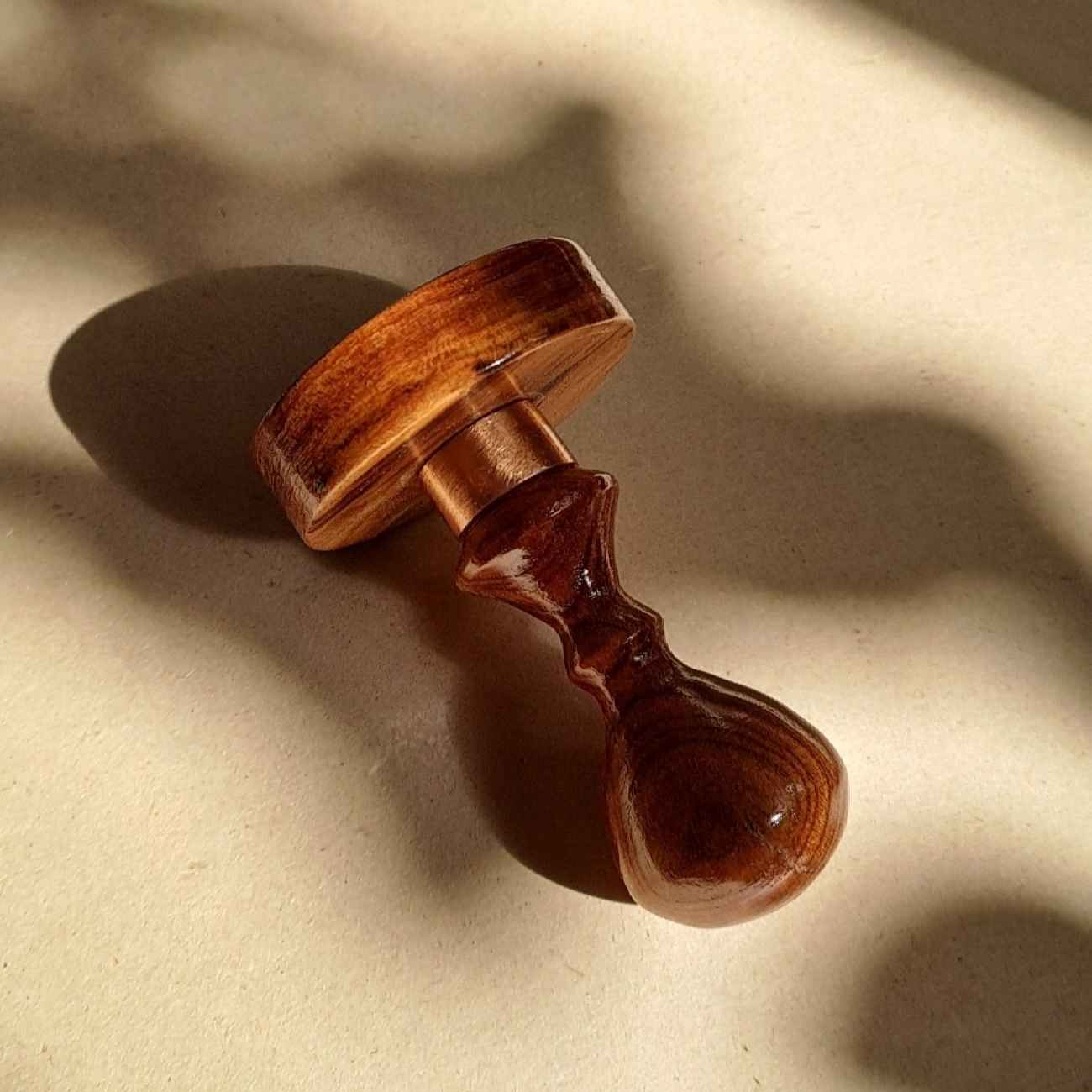 Tampon en gélatine avec base en bois – personnalisable pour bureau ou entreprise.