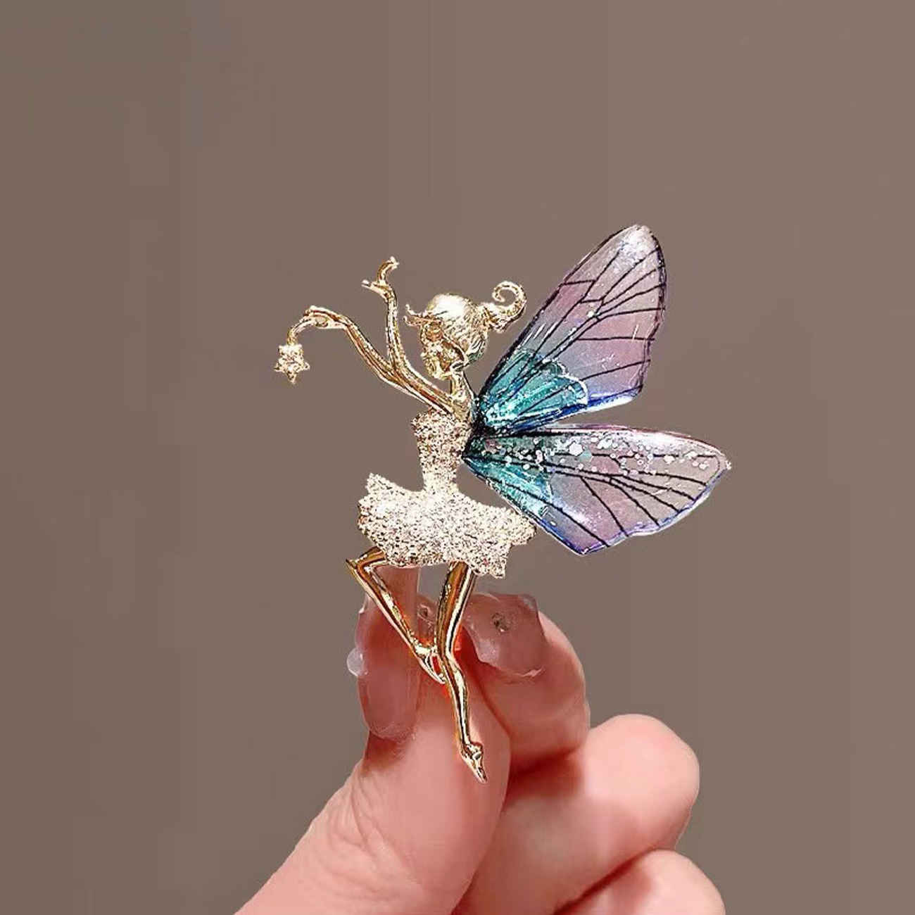 Broche Papillon Ballerine Dorée – Broche Élégante Inspirée de la Danse pour Femmes