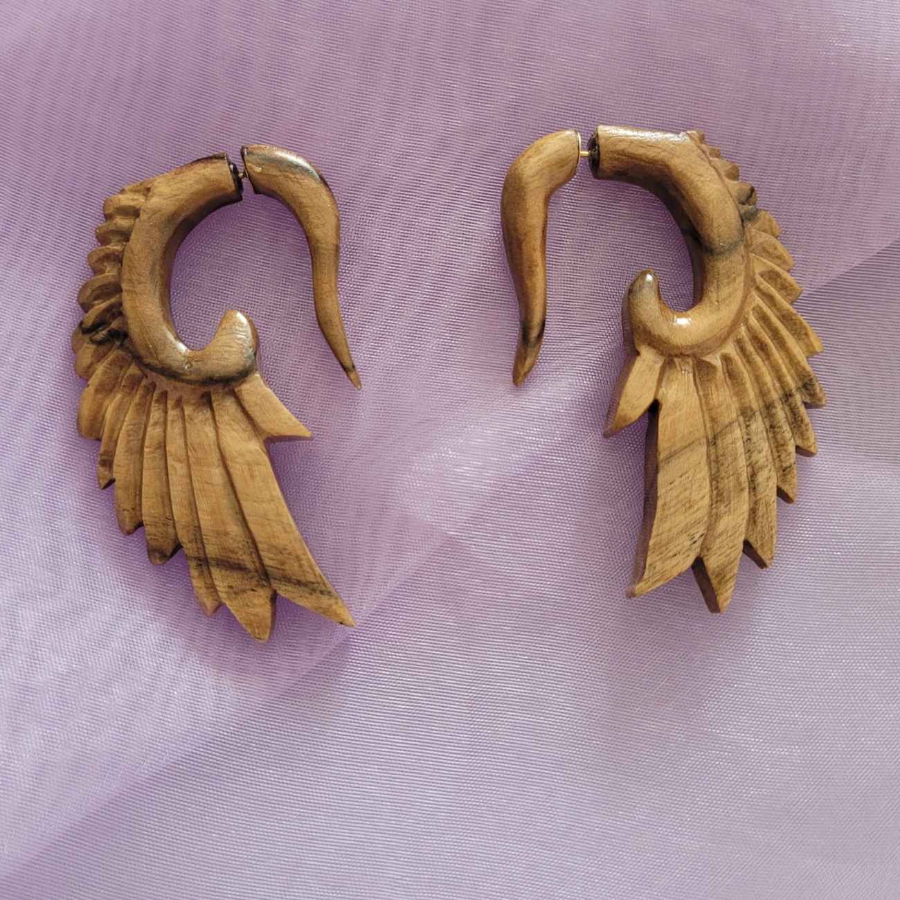 Boucles d’oreilles ailes d’ange sculptées – style bois brun naturel