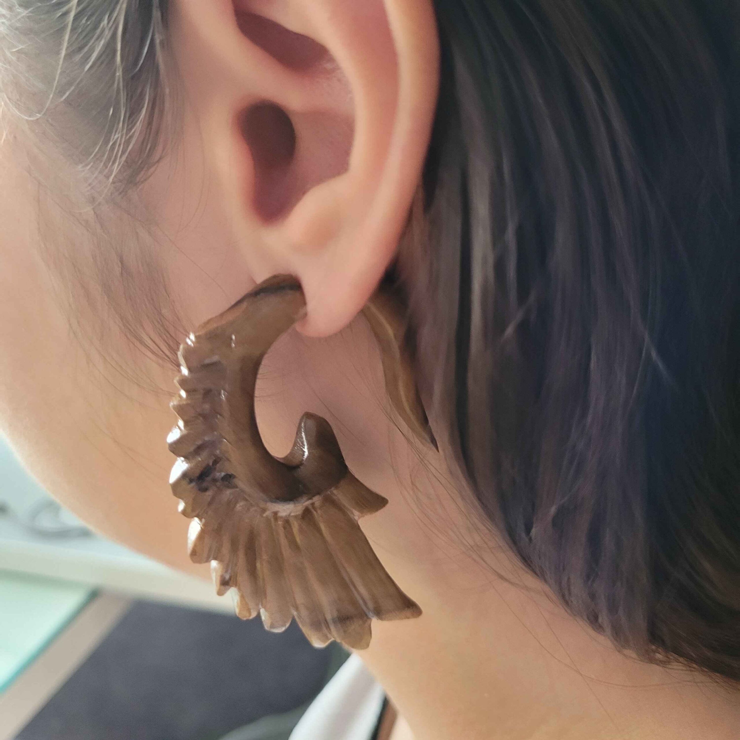 Boucles d’oreilles ailes d’ange sculptées – style bois brun naturel