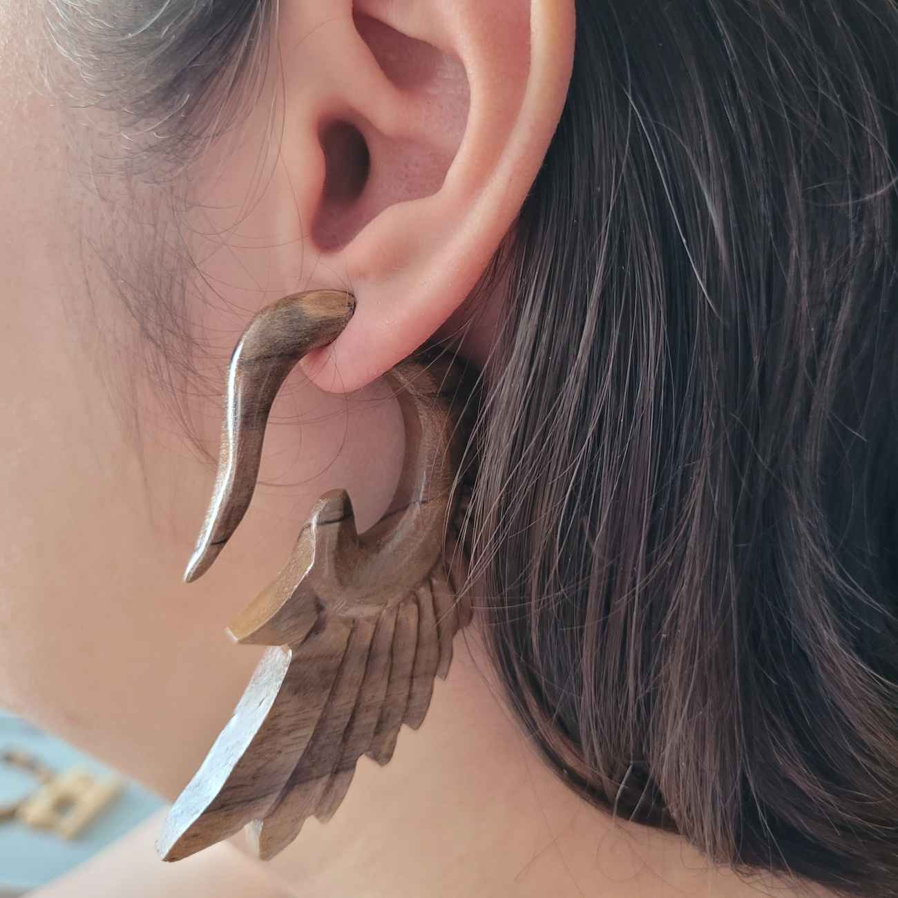 Boucles d’oreilles ailes d’ange sculptées – style bois brun naturel