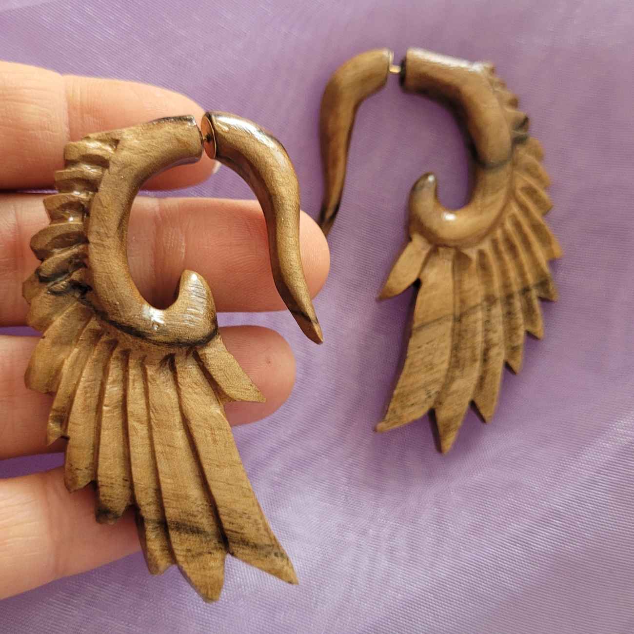 Boucles d’oreilles ailes d’ange sculptées – style bois brun naturel