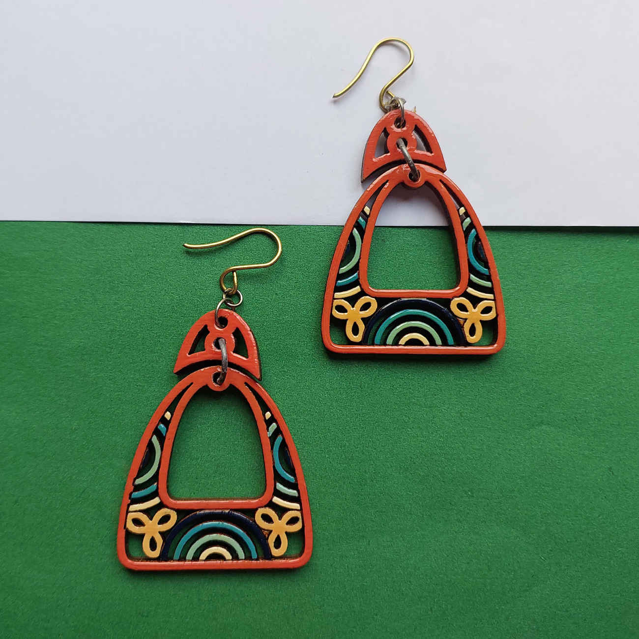 Boucles d’oreilles artisanales rouges Boho en bois – style ethnique unique