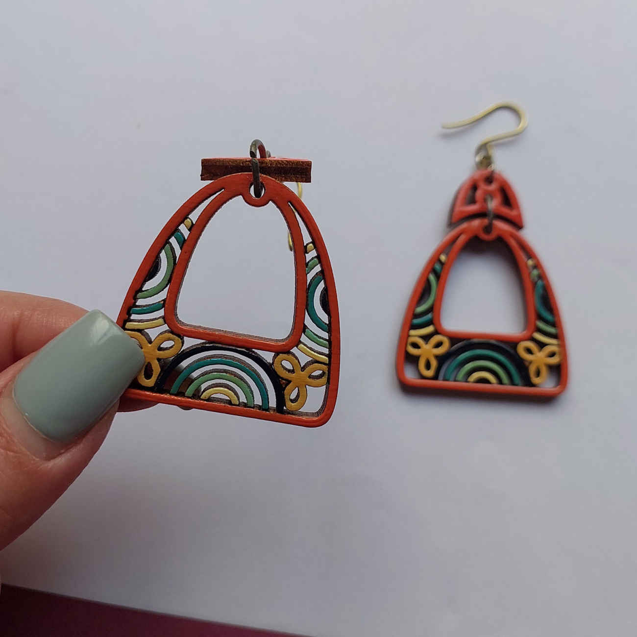 Boucles d’oreilles artisanales rouges Boho en bois – style ethnique unique