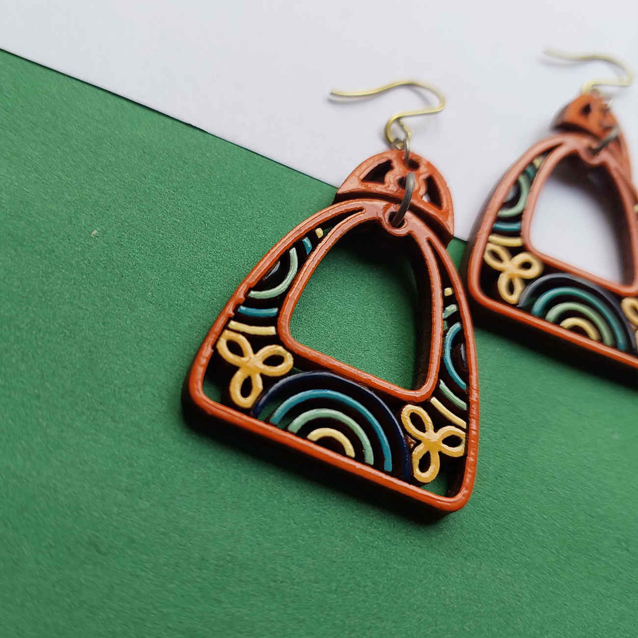 Boucles d’oreilles artisanales rouges Boho en bois – style ethnique unique