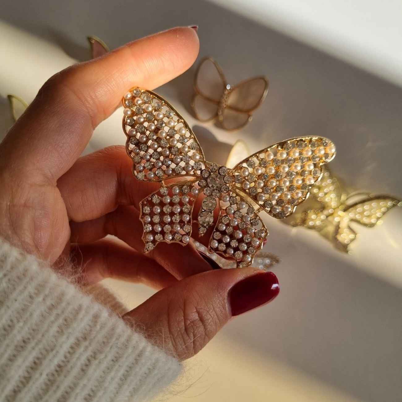 Broche Papillon Dorée de Luxe – Éclat Qui Fait Tourner les Têtes