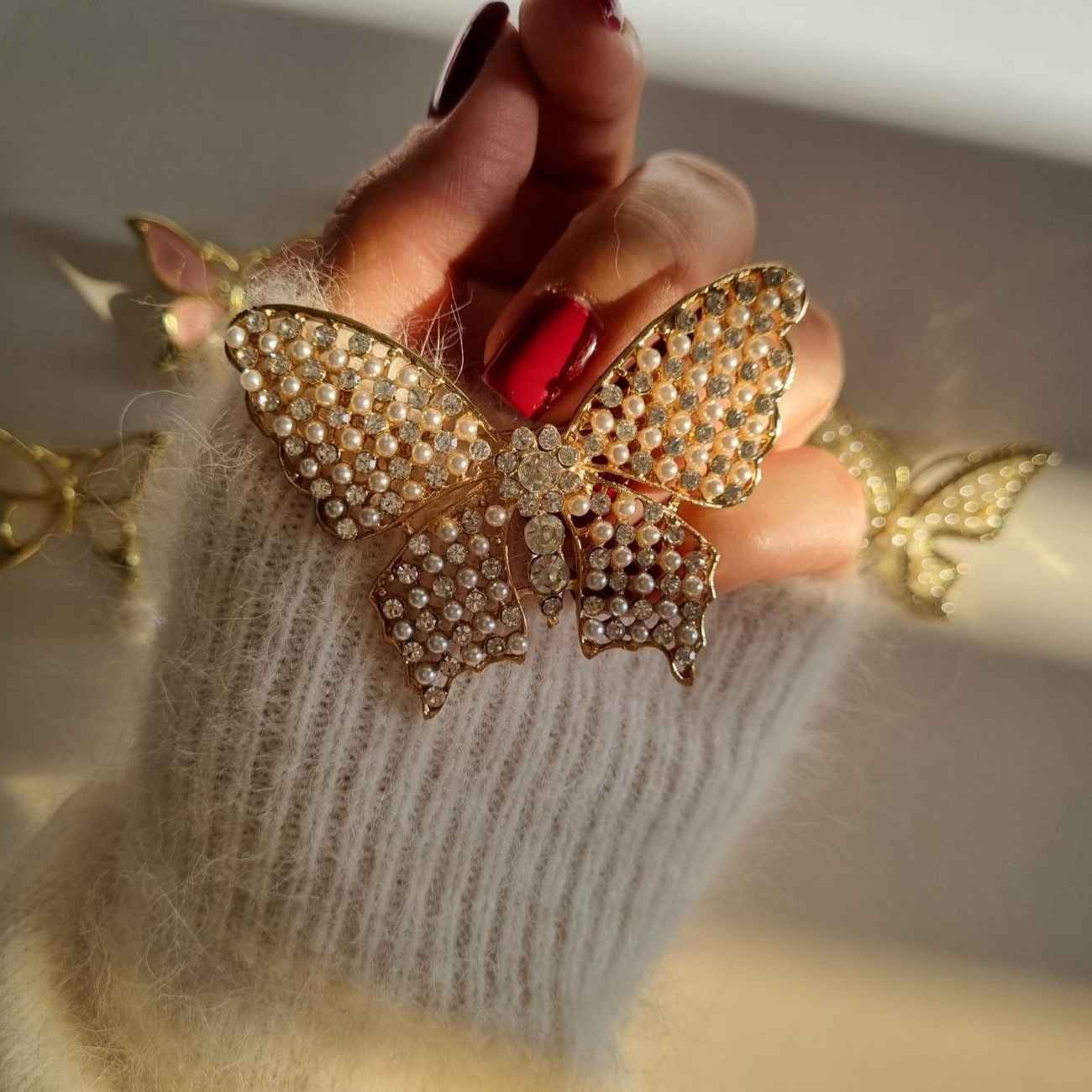 Broche Papillon Dorée de Luxe – Éclat Qui Fait Tourner les Têtes