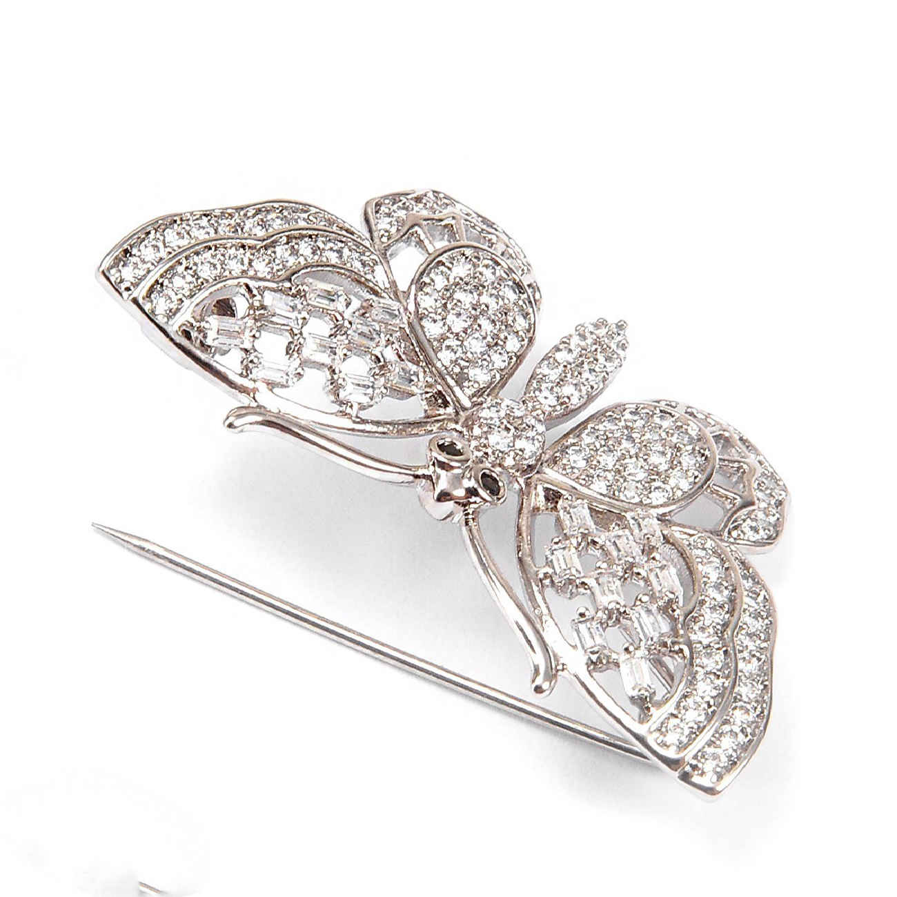 Broche Papillon Argentée pour Femmes – Une Touche Délicate d’Élégance
