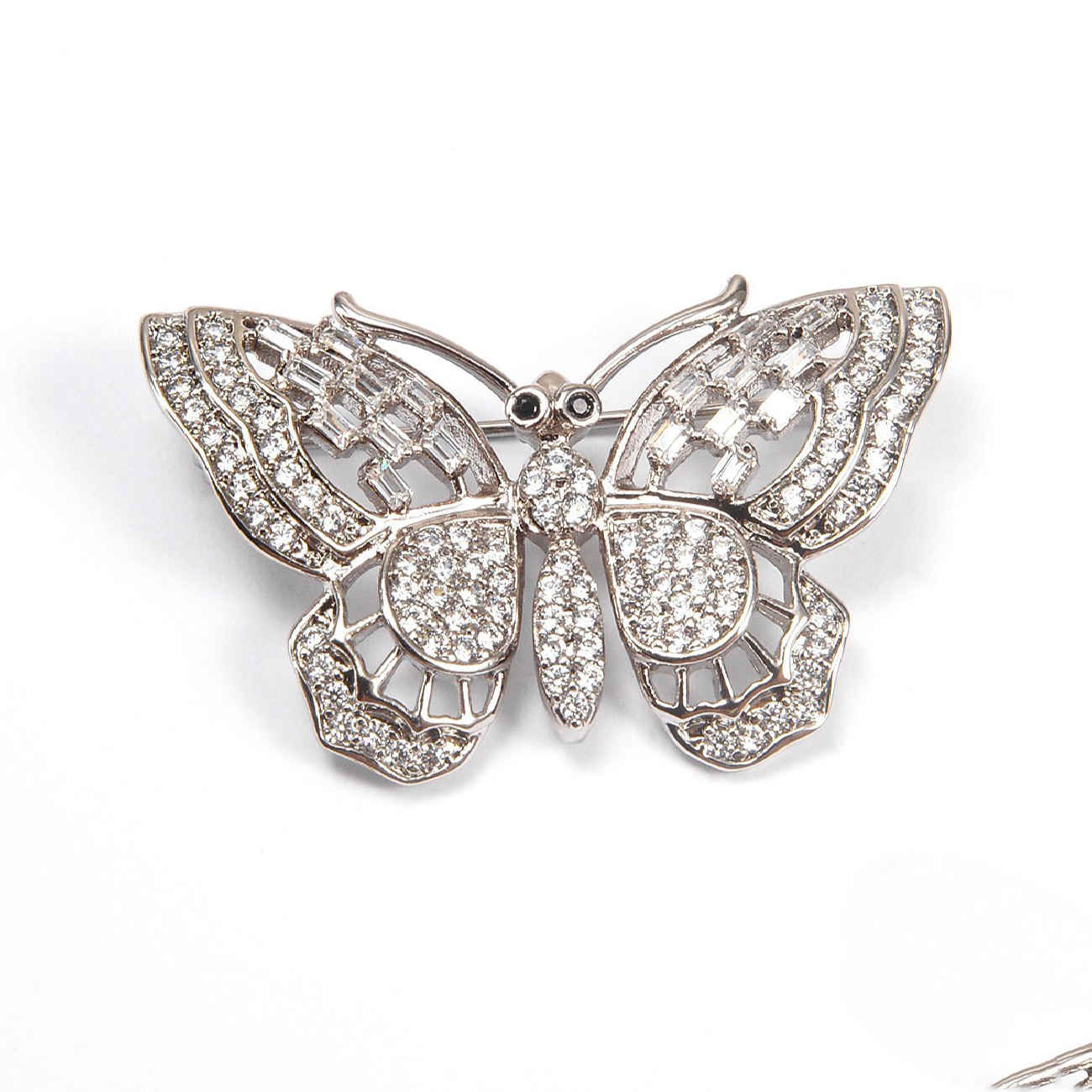 Broche Papillon Argentée pour Femmes – Une Touche Délicate d’Élégance