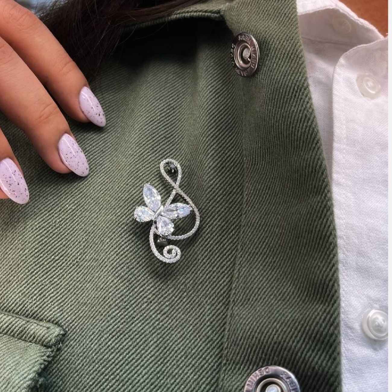 Broche Papillon en Argent – Symbole de Transformation et de Beauté