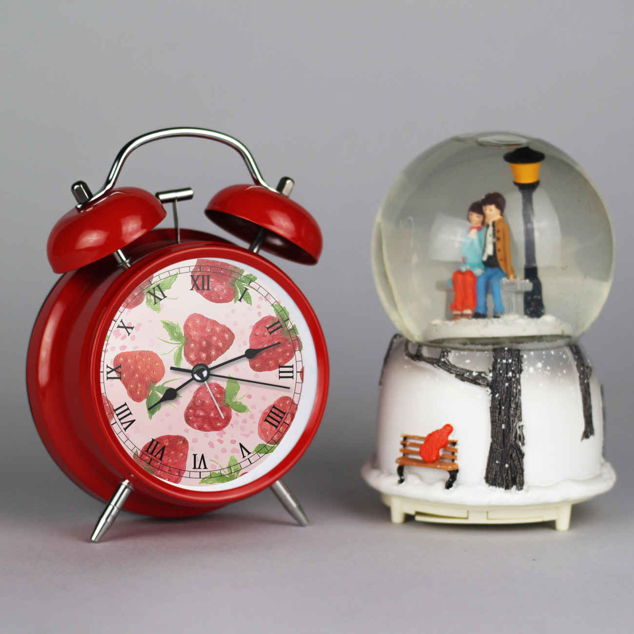 Cette Horloge à Double Cloche Fraise Fait Fondre les Cœurs avec Son Design Sucré