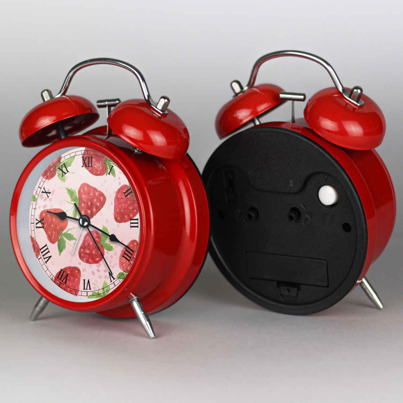 Cette Horloge à Double Cloche Fraise Fait Fondre les Cœurs avec Son Design Sucré
