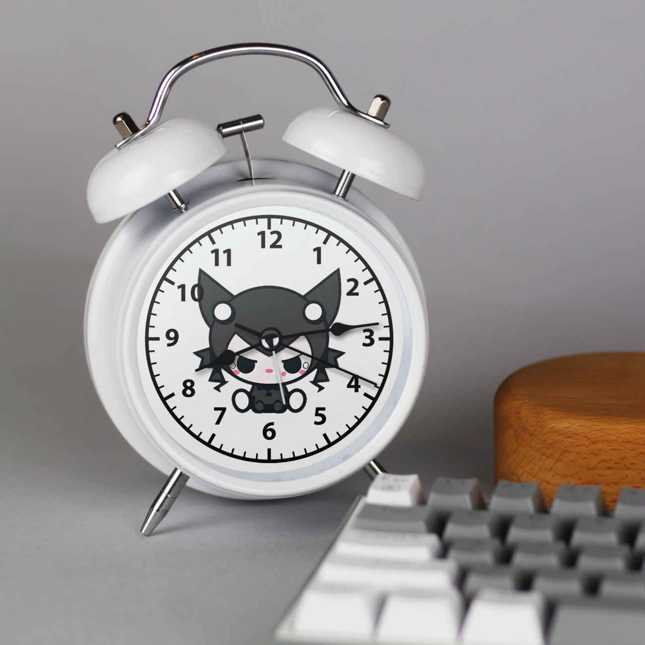 Double Cloche, Ambiance Kuromi — La Plus Adorable Horloge sur Votre Bureau