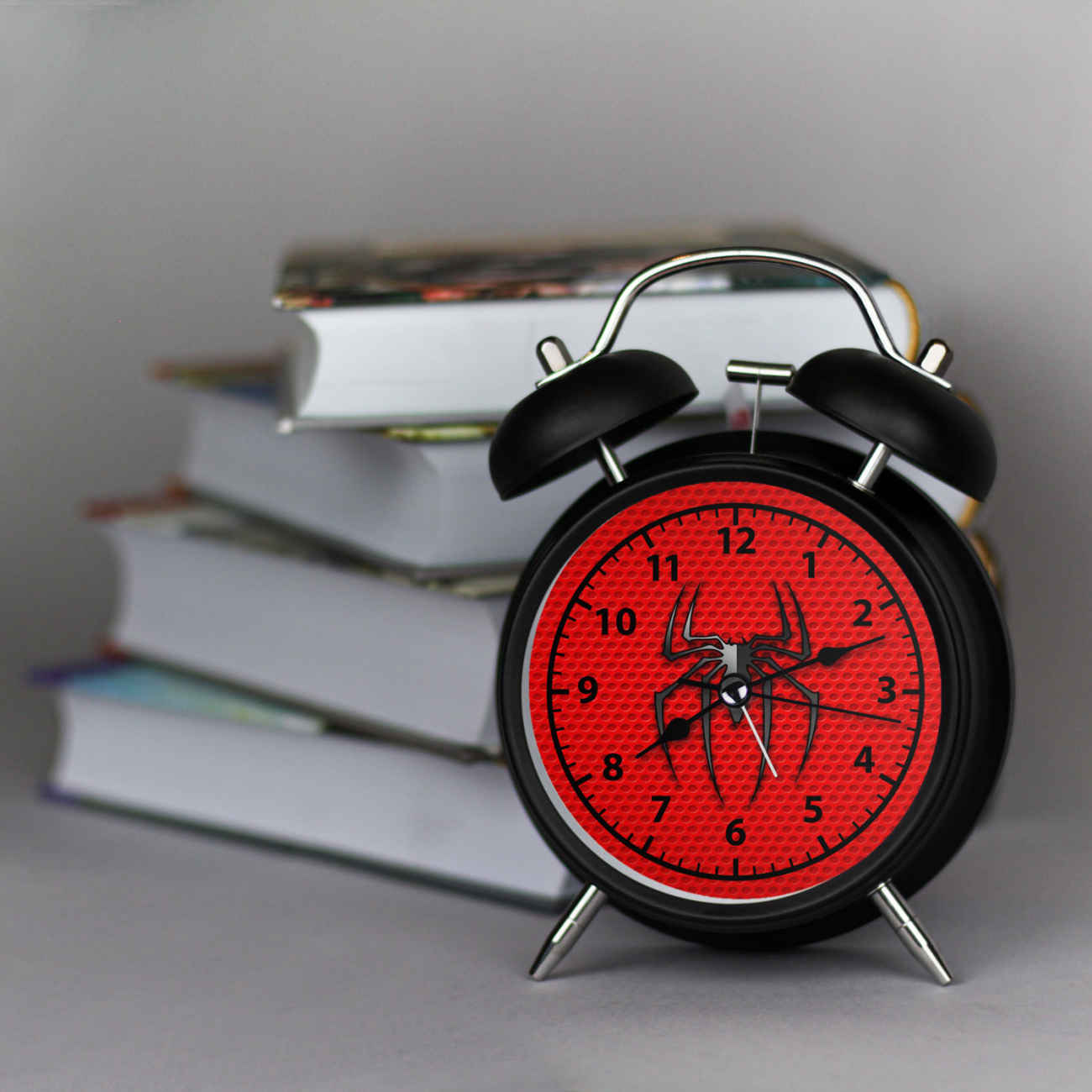 Réveillez-vous Comme un Héros – L’Horloge à Double Cloche Spider-Man dont Tout le Monde Parle