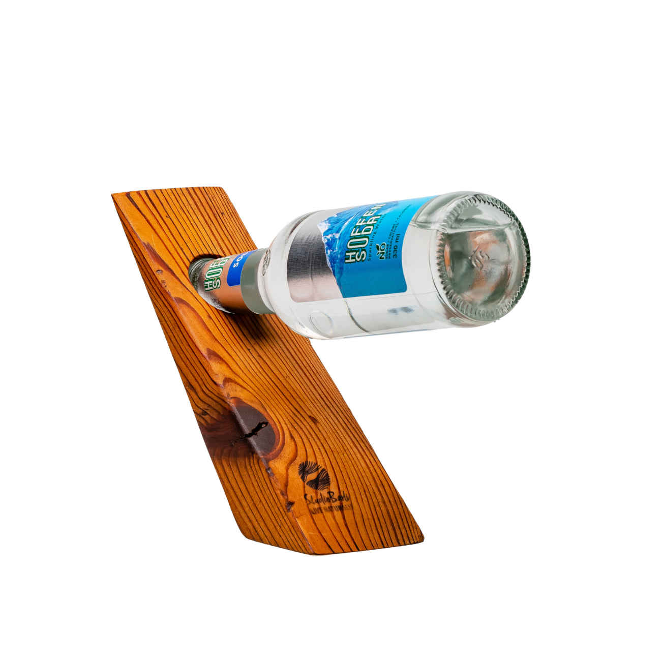 Support à bouteilles en bois pour un accès facile et un espace ordonné.