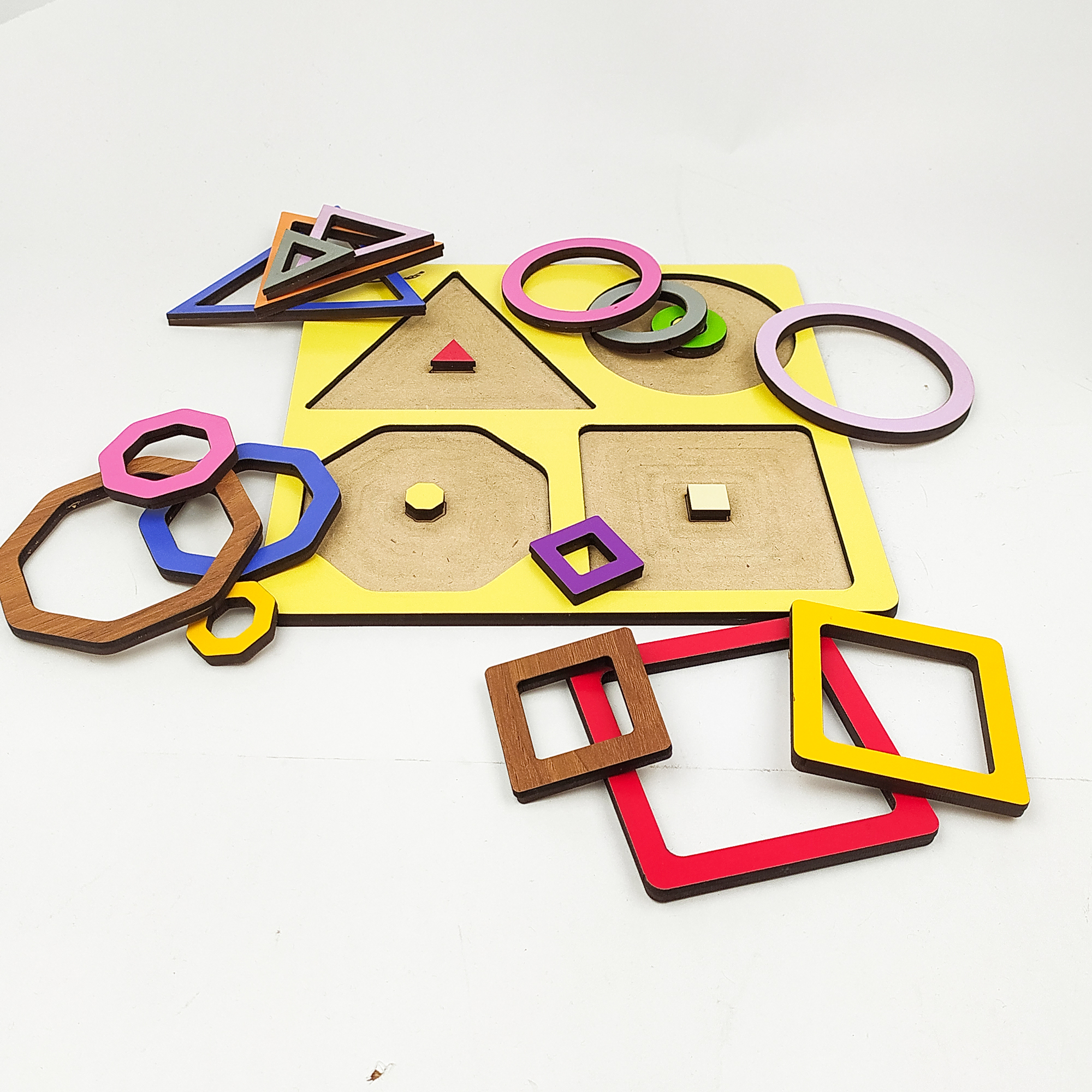 Jeux et activités ludiques pour apprendre les formes géométriques aux enfants
